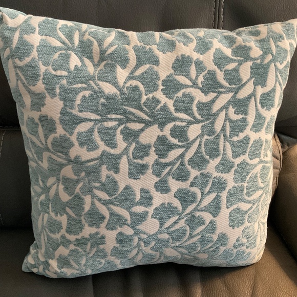 Throw pillows - Picture 2 of 2